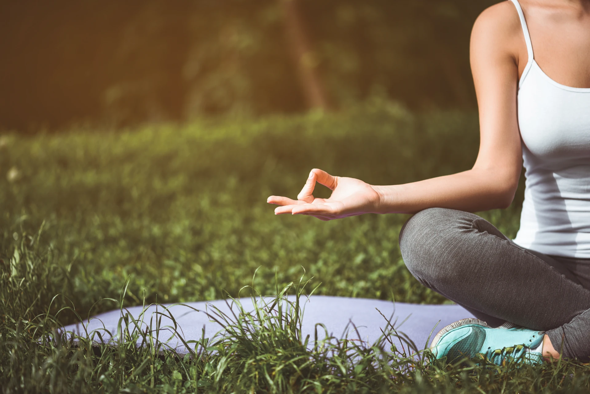 Jeûneurs en train de faire du yoga à l'extérieur